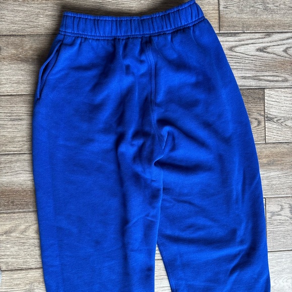 Lululemon Scuba Mid-Rise Oversized Jogger
Regular XS Royal Blue/Riverside Color - Picture 14 of 16